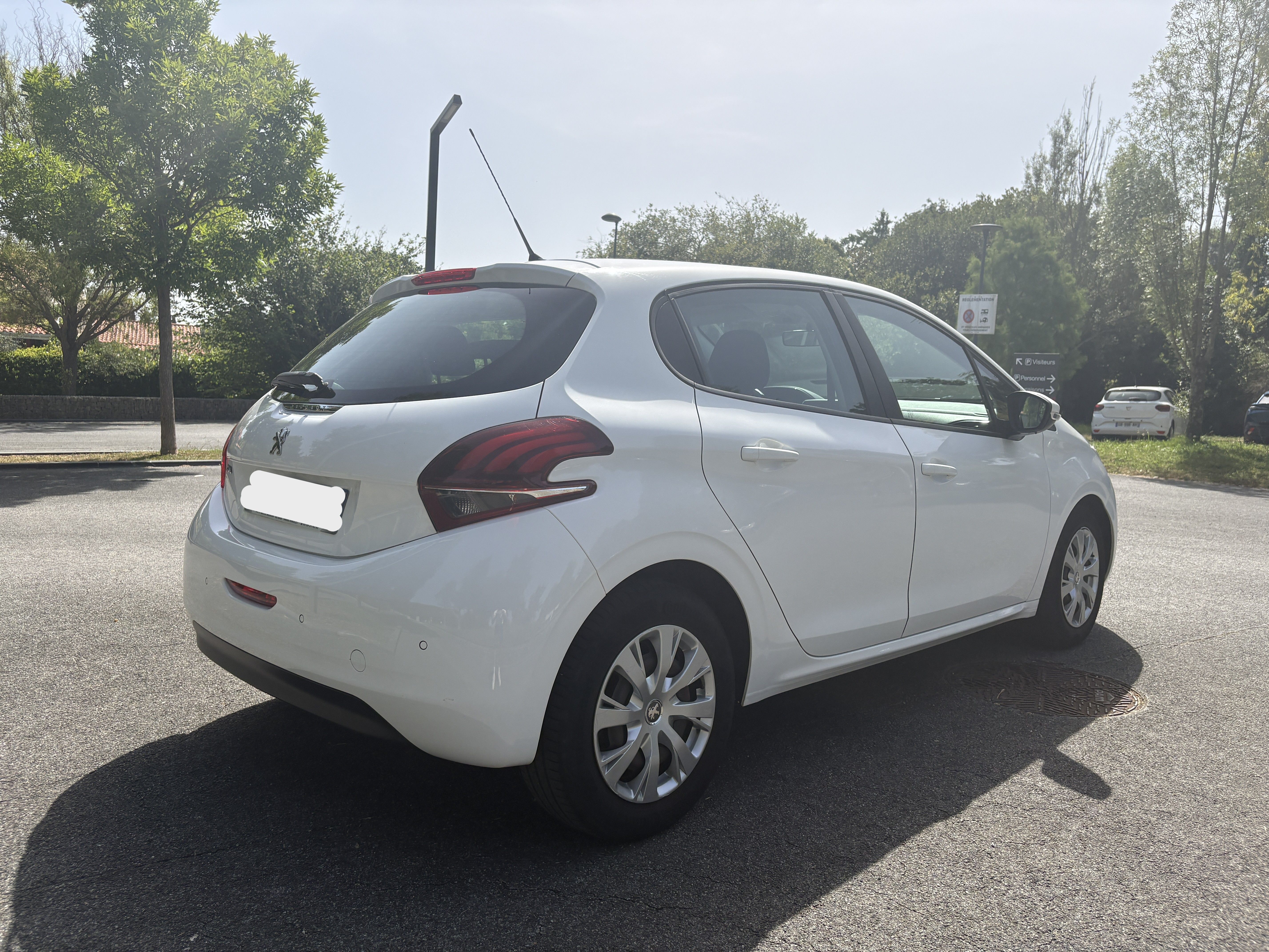 PEUGEOT 208