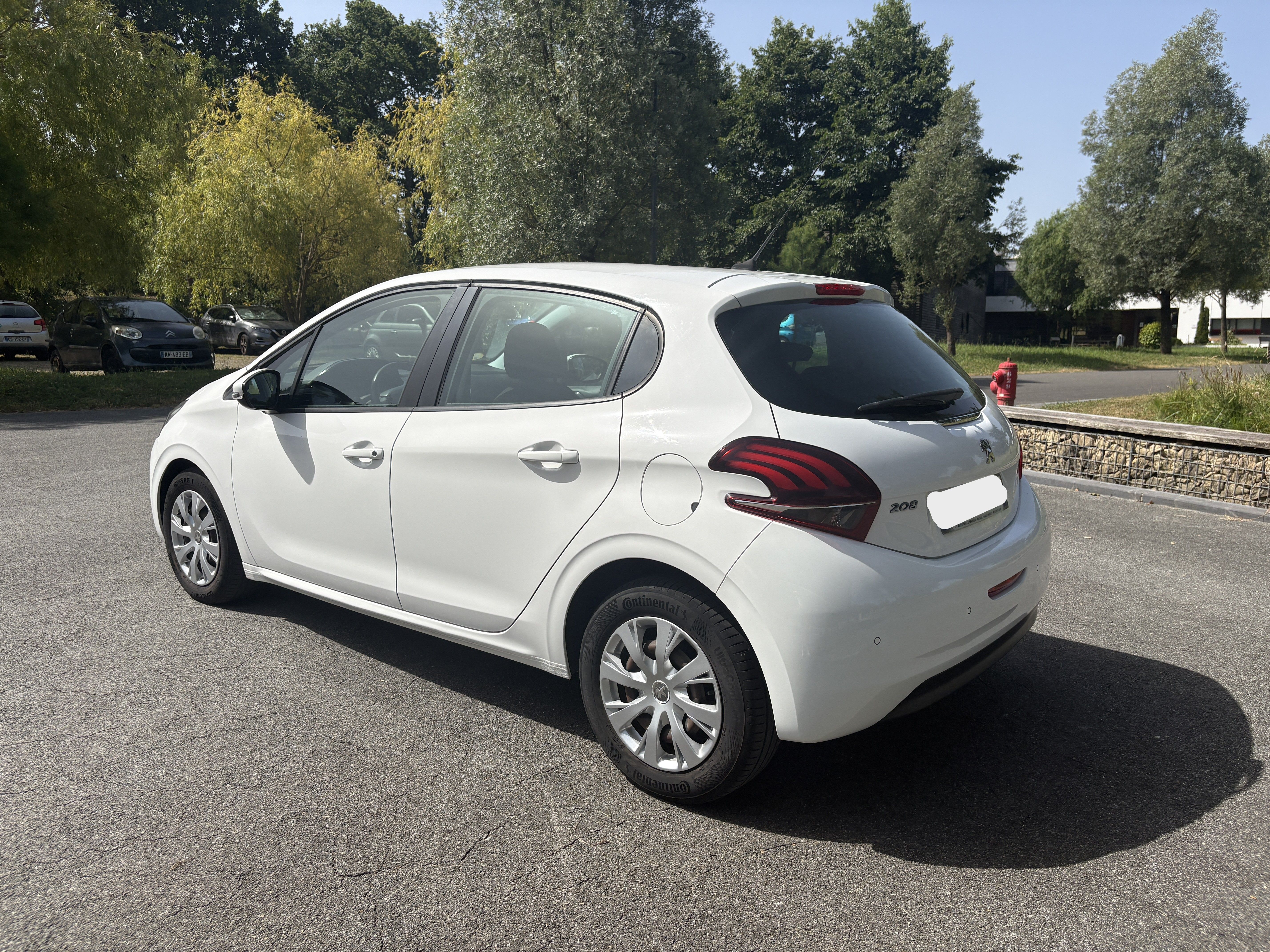 PEUGEOT 208
