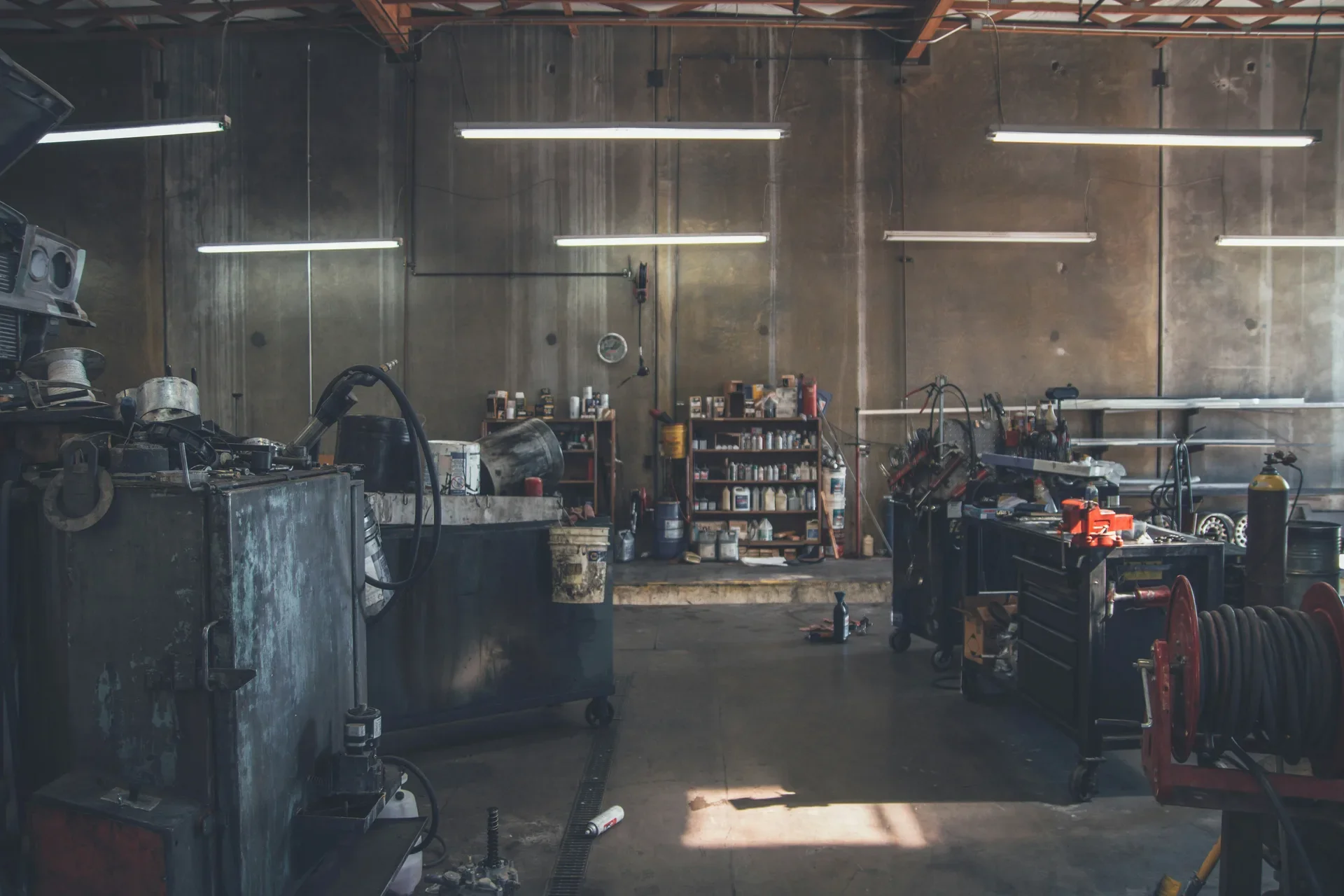 L'atelier du garage, établis et outillage sous la lumière naturelle