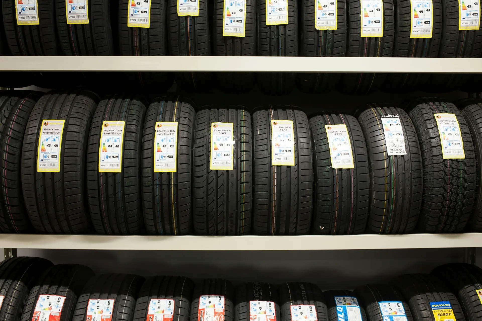Stock de pneus neufs étiquetés, plusieurs dimensions et marques
